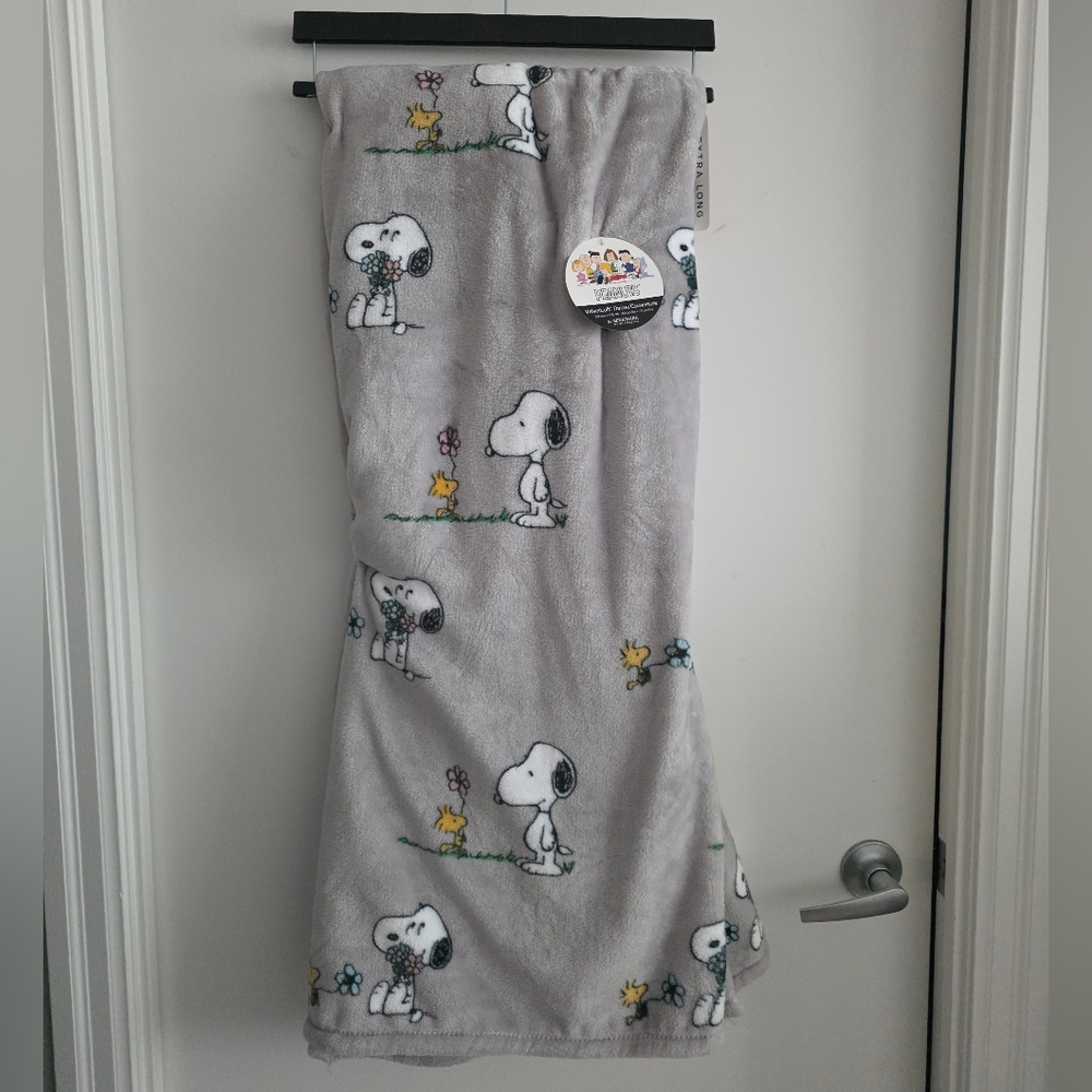 NWT Snoopy Peanuts Berkshire Plush Spring Floral Throw Blanket